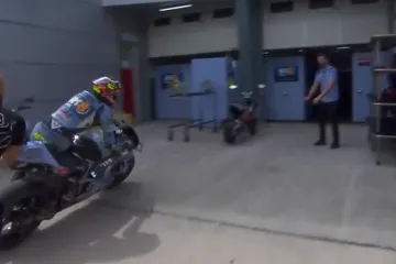 Vozač se nije uspio zaustaviti u boksu, rodila se urnebesna snimka