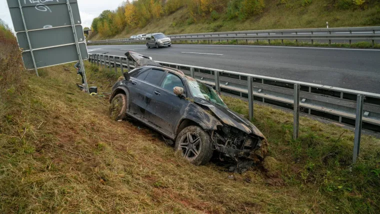 Pretjecao više auta pa izgubio kontrolu: Uslijedio stravičan frontalni sudar, troje mrtvih