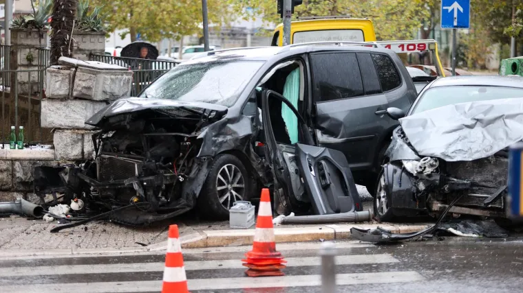 Teški krš i lom u centru Splita! Jedna osoba bila zarobljena u autu, prizori su zastrašujući