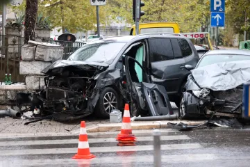 Teški krš i lom u centru Splita! Jedna osoba bila zarobljena u autu, prizori su zastrašujući