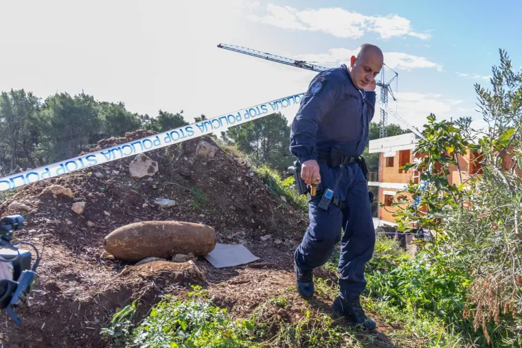 Stravičan pronalazak na gradilištu! Bomba od 223 kg onesposobljena kod Pule: Pogledajte fotografije akcije