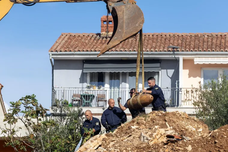 Stravičan pronalazak na gradilištu! Bomba od 223 kg onesposobljena kod Pule: Pogledajte fotografije akcije