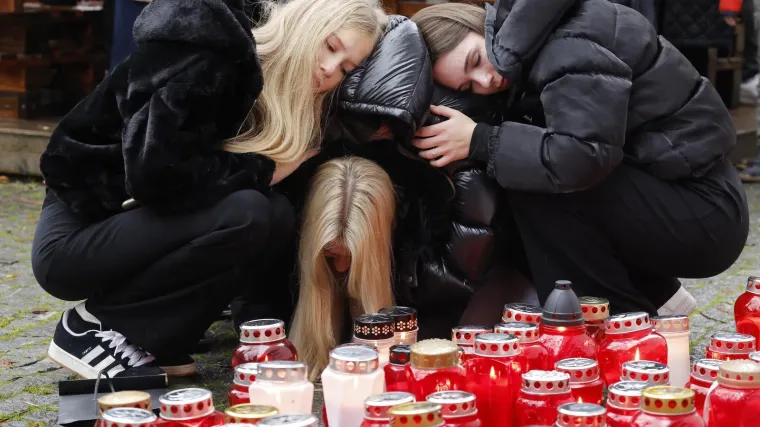 Građani u suzama pale svijeće za ubijenog oca u Novom Mestu