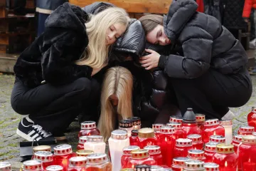 Građani u suzama pale svijeće za ubijenog oca u Novom Mestu