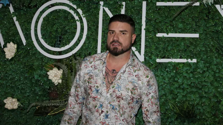 Poznati reper iz susjedstva u tajnosti oženio zagonetnu djevojku crne duge kose