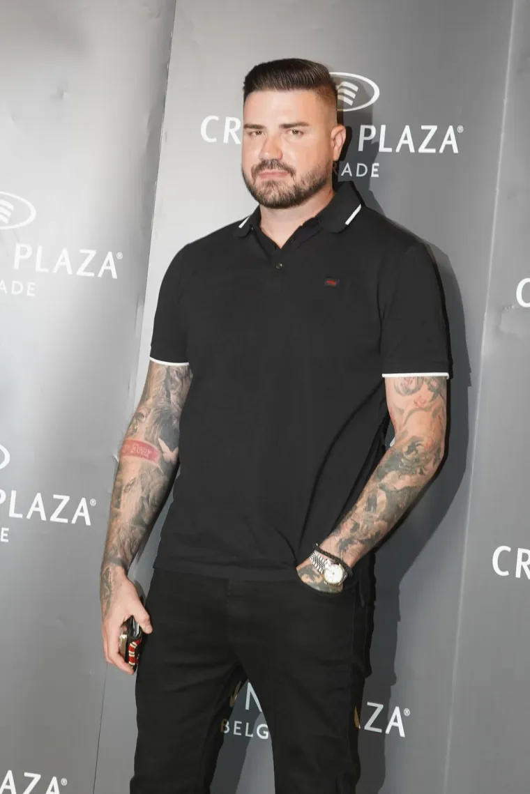 Poznati reper iz susjedstva u tajnosti oženio zagonetnu djevojku crne duge kose