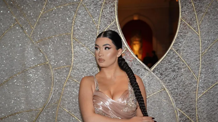 Luda snimka sa svadbe u Zagrebu: Srpsku pjevačicu zasuli novčanicama