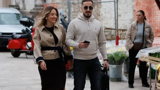 Ovaj zgodni par nitko nije mogao ignorirati: Zaljubljeni duo zasjenio sve prolaznike u gradu