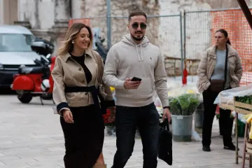 Ovaj zgodni par nitko nije mogao ignorirati: Zaljubljeni duo zasjenio sve prolaznike u gradu