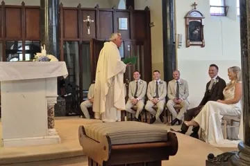 Svećenik zapjevao ispred mladenaca pjesmu koju definitivno ne biste očekivali