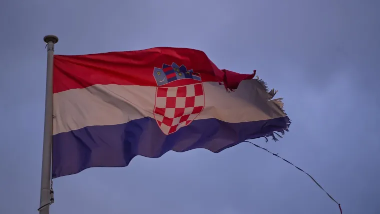 Hrvatsku zastavu spalio u peći i objavio snimku: Pazite koliko prijava ima od ranije