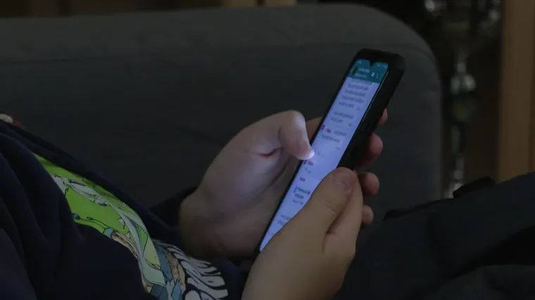 Svako osmo dijete ovisno je o mobitelu, kako tehnologija negativno utječe na učenike?