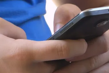 Odzvonilo mobitelima u osnovnim školama, zastupnica upozorila: 'Vrište ako im ga uzmete'