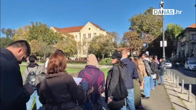 Prava ludnica pred HNK-om u Zagrebu: Ljudi stoje u ogromnom redu