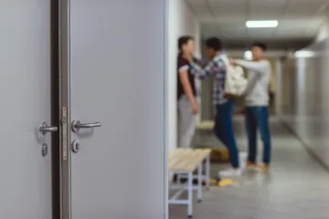 Dječak brutalno pretučen u WC-u, šokirana majka tvrdi: 'Udarali su mu glavom o umivaonik'