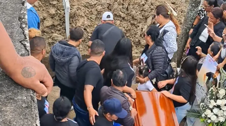 Nepažnja ga živog odvela u grob: Dostavljač usred sprovoda upao u raku