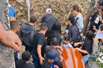 Nepažnja ga živog odvela u grob: Dostavljač usred sprovoda upao u raku