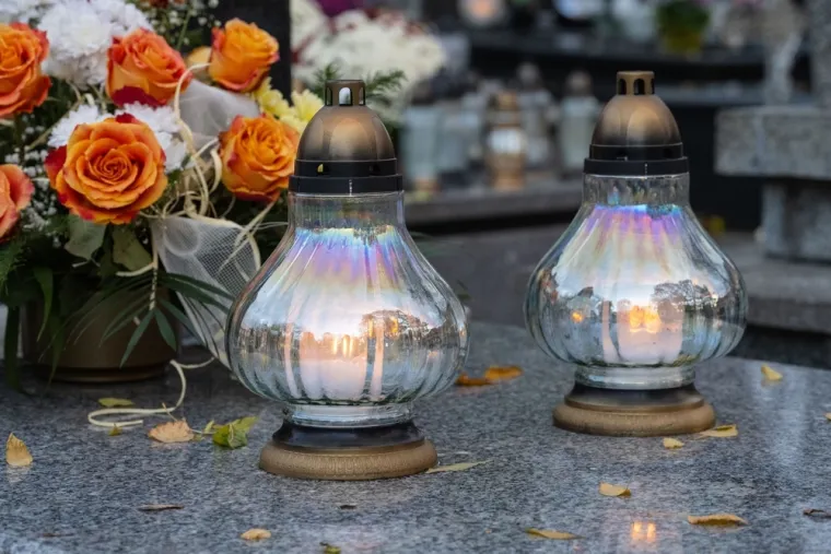 Dostojanstven spomen: Sami izradite lampione i aranžmane za groblje
