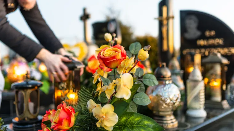 Dostojanstven spomen: Sami izradite lampione i aranžmane za groblje