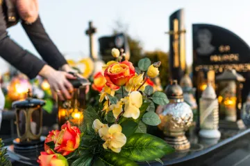 Dostojanstven spomen: Sami izradite lampione i aranžmane za groblje