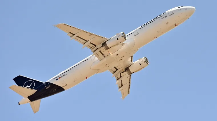 Vilicom napao tinejdžere u avionu pa ošamario putnicu. A onda je sablasno zaprijetio posadi