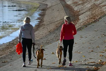 Dvije plavuše privukle sve poglede u opuštenoj šetnji uz Savu: Pogledajte atmosferu
