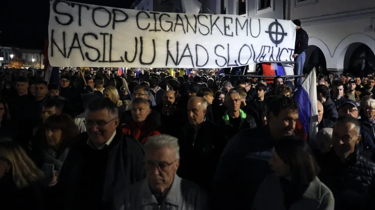 Incident u Novom Mestu, na prosvjedu se pojavili mladići u fantomkama: 'Izvikivali su ekstremističke poruke'