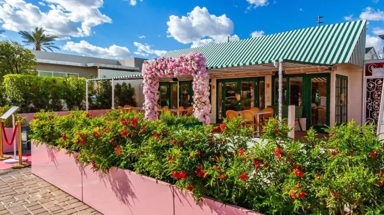 Opljačkan restoran poznat po cvjetnim aranžmanima, pohotni razbojnici se usput i poseksali