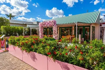 Opljačkan restoran poznat po cvjetnim aranžmanima, pohotni razbojnici se usput i poseksali