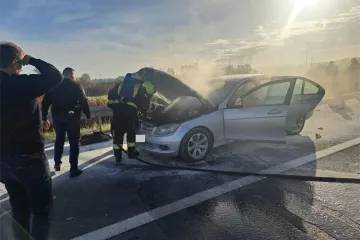 Objavljeni detalji drame kod Popovca: Planuo auto u vožnji! Da nije bilo policajaca...