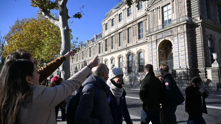 Louvre nakon pljačke postao turistička atrakcija: 'Ludilo je, nema nikakve kontrole...'