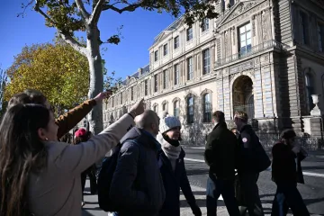 Louvre nakon pljačke postao turistička atrakcija: 'Ludilo je, nema nikakve kontrole...'