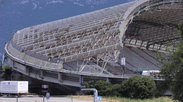 &Scaron;ok u Splitu: Na krovu Poljuda prona&scaron;li minu! Na teren iza&scaron;li specijalci