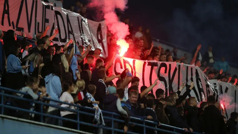 Gorjelo na tribinama u Vinkovcima: Ultrasi 'provocirali', Torcida ih napala bakljama!