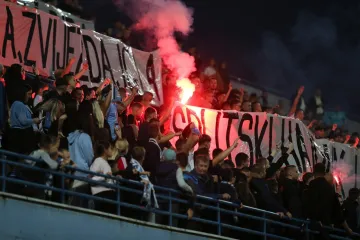 Gorjelo na tribinama u Vinkovcima: Ultrasi 'provocirali', Torcida ih napala bakljama!
