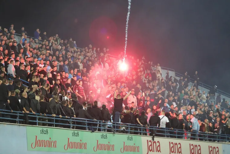 Gorjelo na tribinama u Vinkovcima: Ultrasi 'provocirali', Torcida ih napala bakljama!