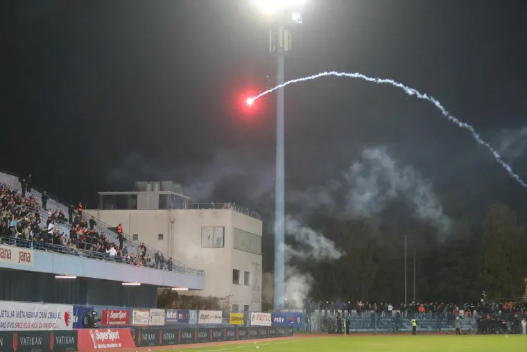 Gorjelo na tribinama u Vinkovcima: Ultrasi 'provocirali', Torcida ih napala bakljama!