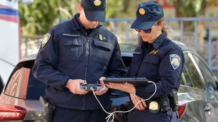 Policija i u zraku: Kamere na dronu zumiraju i vide čak i ako pričate na mobitel!