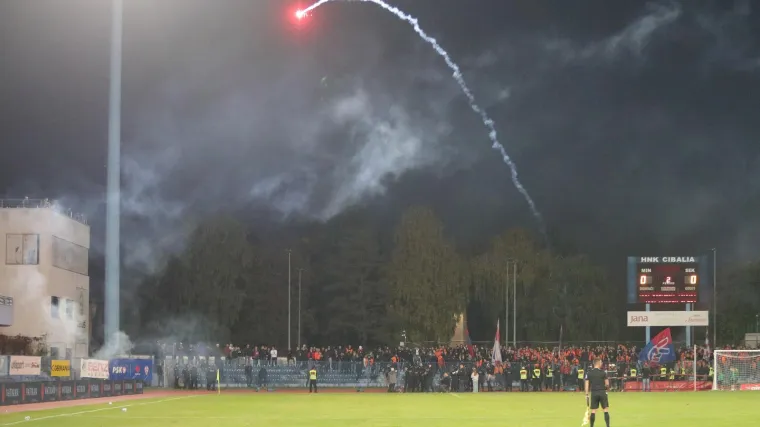 Divljanje u Vinkovcima! Policija otvorila istragu protiv navijača Hajduka i Cibalije, ima svega