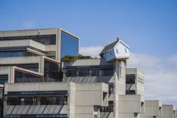 Netko digne lođu, netko zatvori balkon, on je postavio kuću! Koštala je, ali vrijedi divljenja