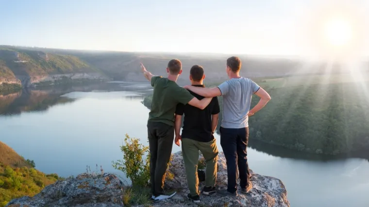 Tročlani par posvojio djevojčicu (3) i žele roditeljski status: 'Ona je dijete iz snova'