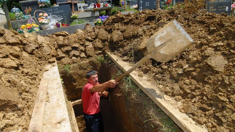 Grobara ni za lijeka, zapošljavaju strane radnike i penzionere: 'Samo lopata i preko naše kičme'