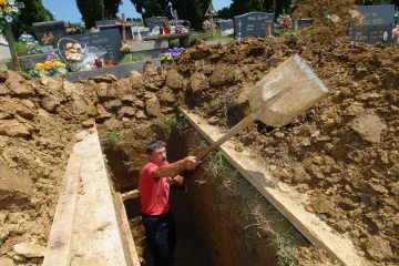 Grobara ni za lijeka, zapošljavaju strane radnike i penzionere: 'Samo lopata i preko naše kičme'