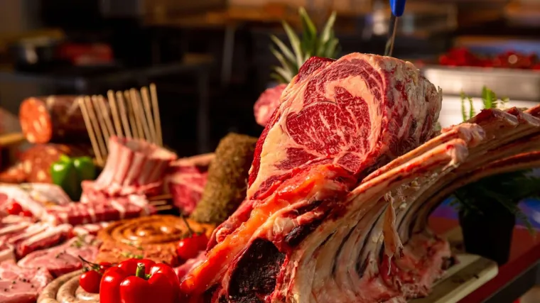 Pijan zvao policiju da ga spasi, ali nije znao gdje je: Našli ga u zatvorenoj mesnici kako jede kobasice