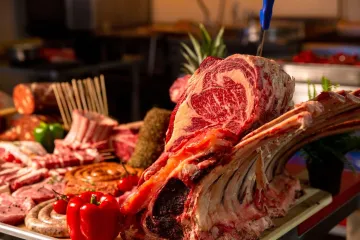 Pijan zvao policiju da ga spasi, ali nije znao gdje je: Našli ga u zatvorenoj mesnici kako jede kobasice