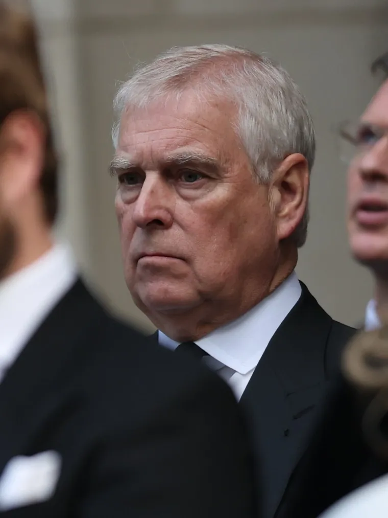 Kralj Charles oduzeo sve titule princu Andrewu! Poznato je što čeka njegove kćeri...