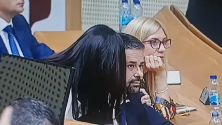 Zastupnica poljubila ministra usred parlamenta: 'Ne znam kakvo mu je krilo, možda ga probam...'