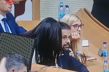 Zastupnica poljubila ministra usred parlamenta: 'Ne znam kakvo mu je krilo, možda ga probam...'