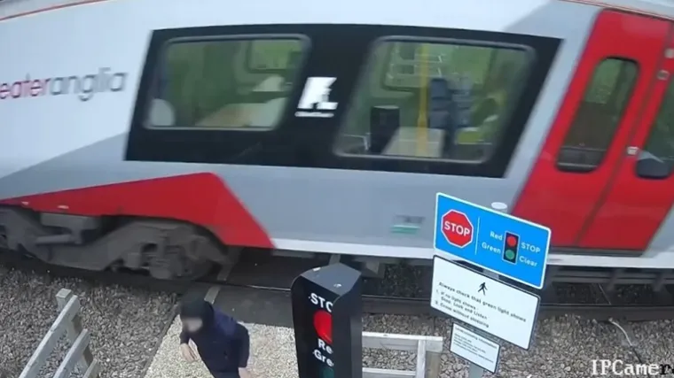 Uznemirujuća snimka: Tinejdžer za dlaku izbjegao nalet vlaka, spasio se u zadnji čas