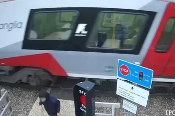 Uznemirujuća snimka: Tinejdžer za dlaku izbjegao nalet vlaka, spasio se u zadnji čas